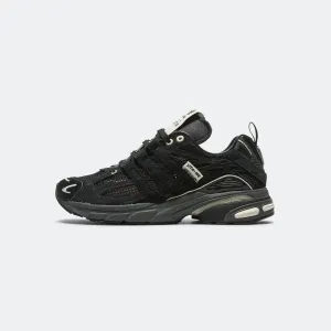 Adistar Cushion x SFTM - Core Black/Cream White