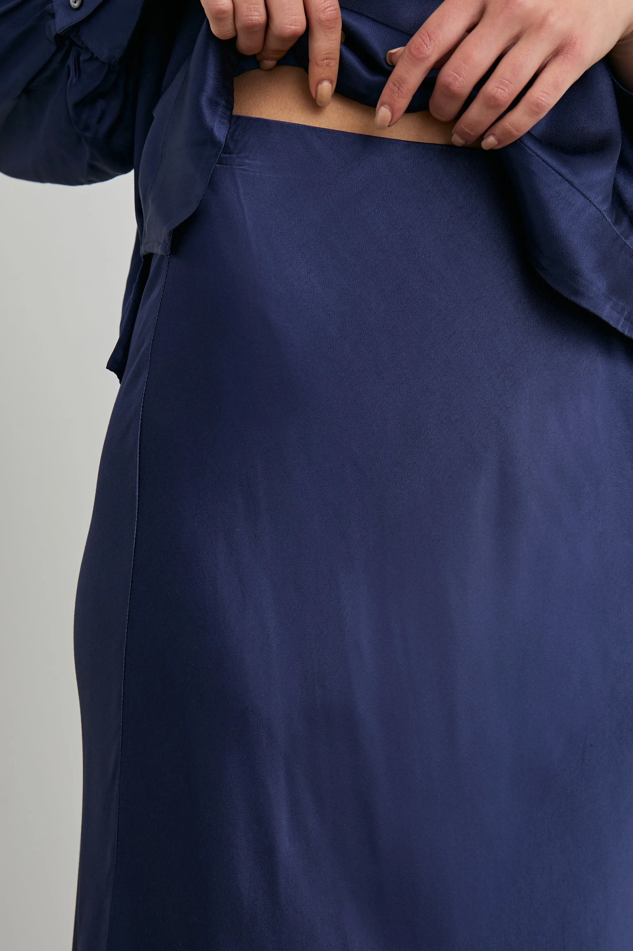 ANYA SKIRT - NAVY Rails