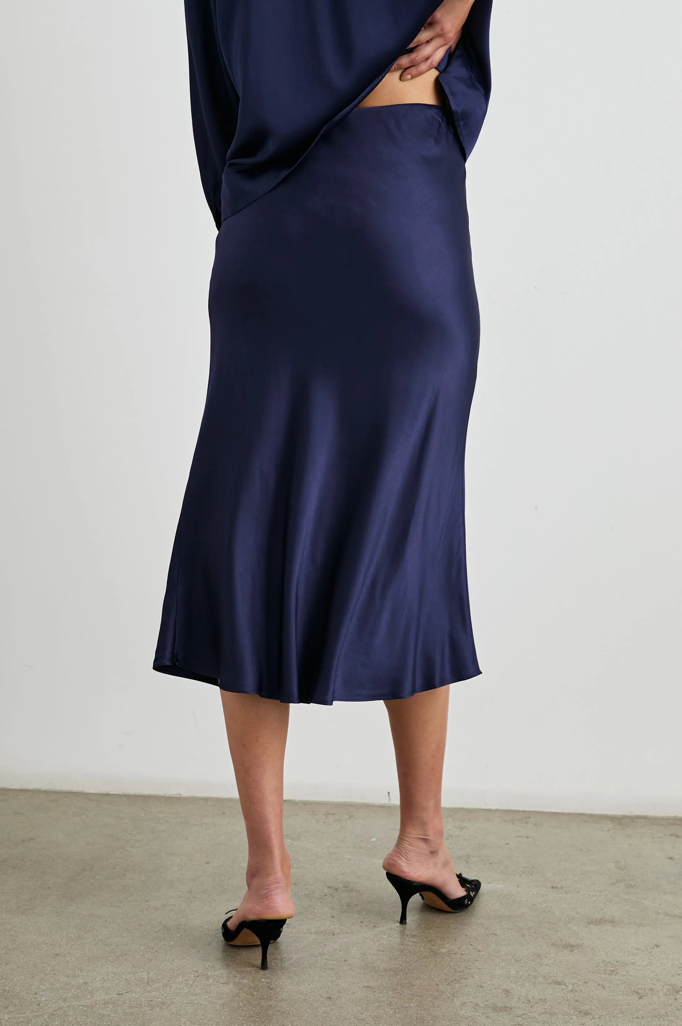 ANYA SKIRT - NAVY Rails