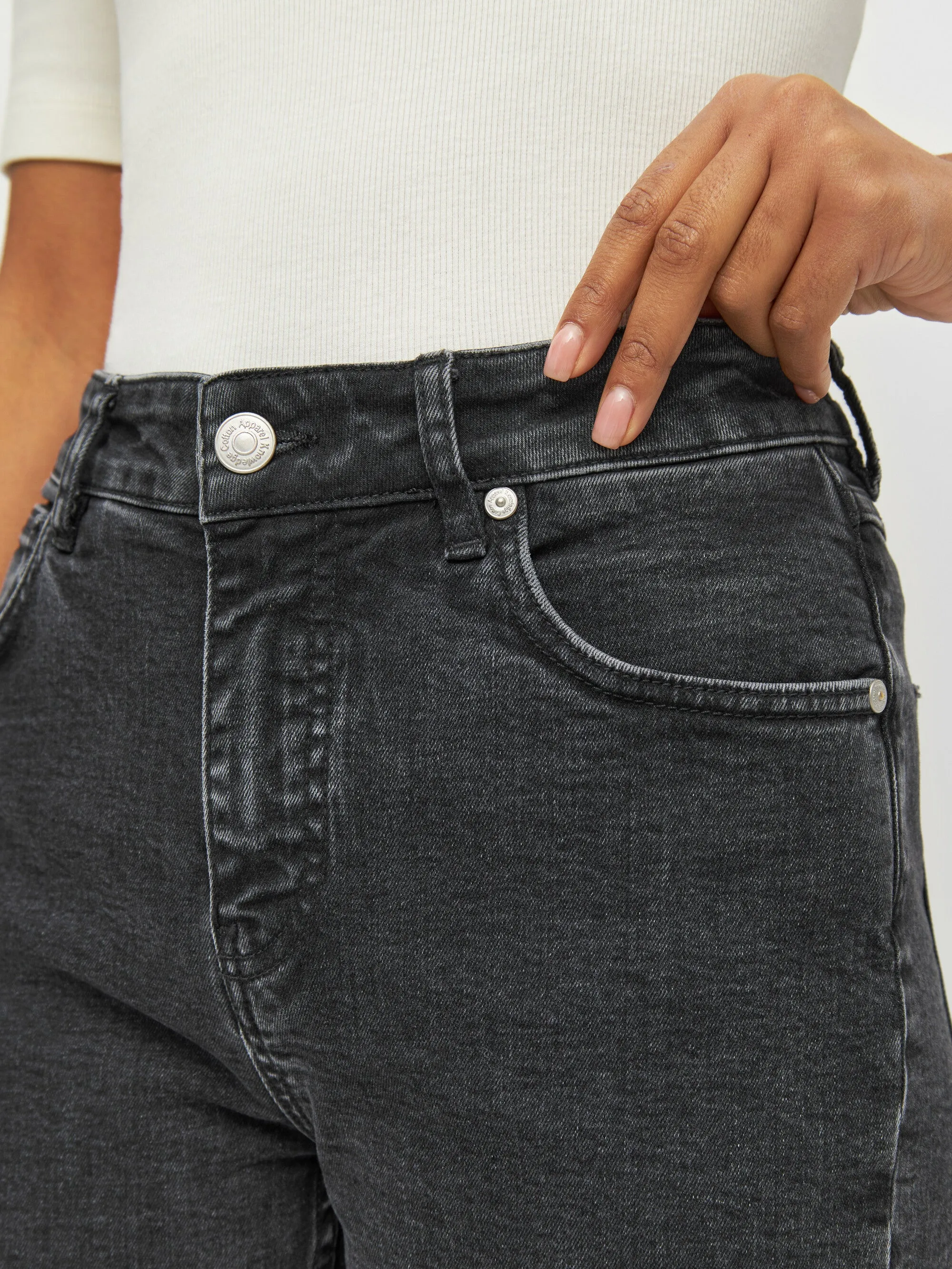 IRIS mom mid-rise rinse black 5-pocket cropped jeans - Rinse black Knowledge Cotton